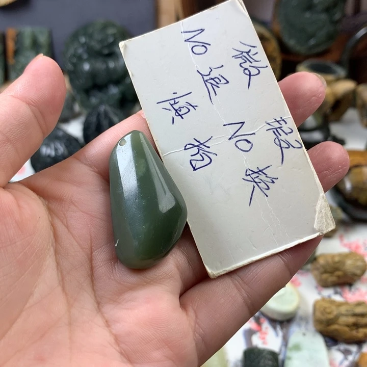 透闪石质玉未镶嵌颈饰