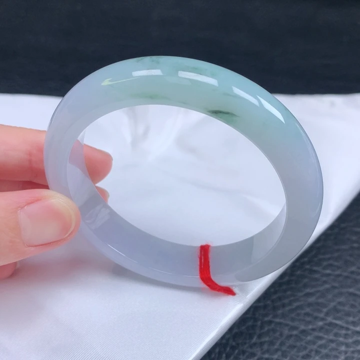 翡翠手镯未镶嵌。