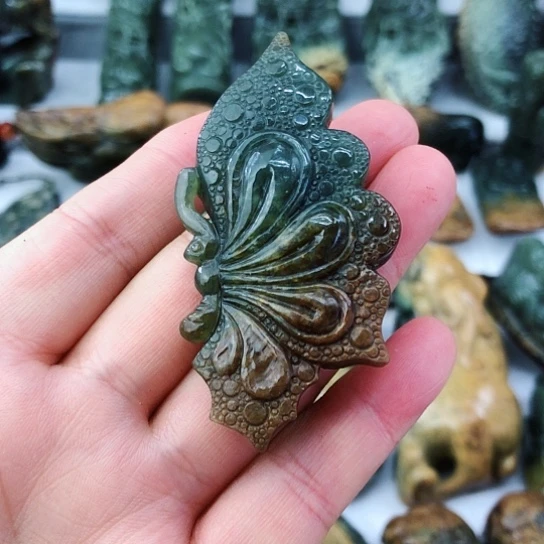 未镶嵌岫岩河磨玉（透闪石质玉）挂件