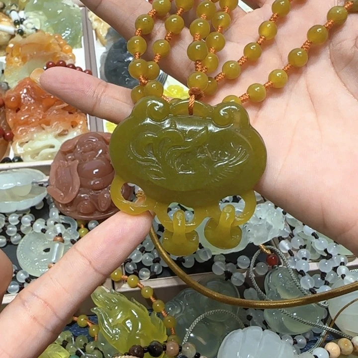 未镶嵌蛇纹石玉吊坠