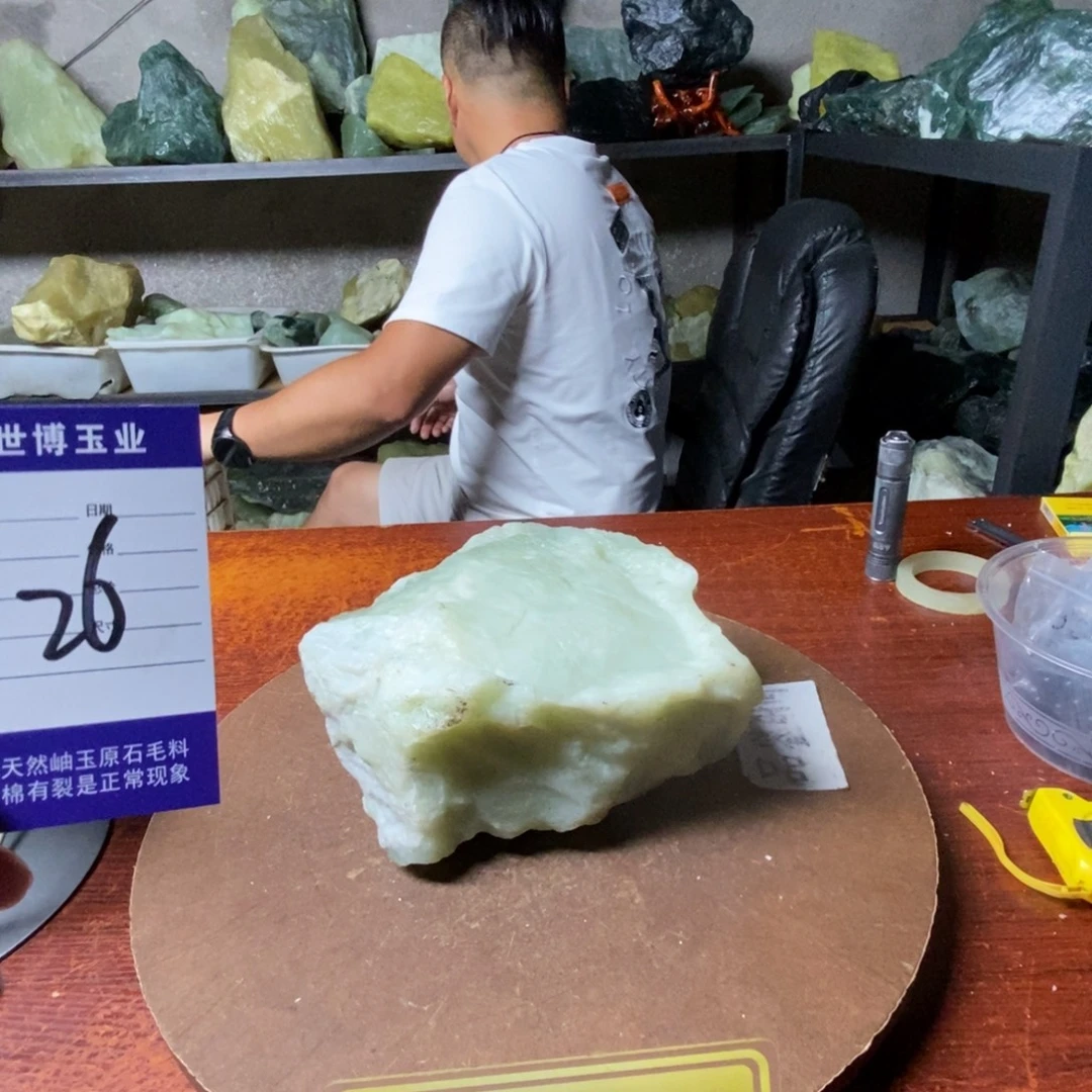以***哥未镶嵌蛇纹石玉岫玉原石