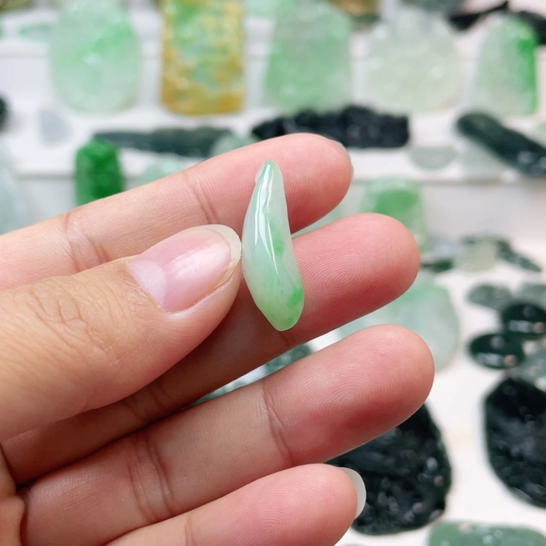 翡翠颈饰未镶嵌翡翠吊坠