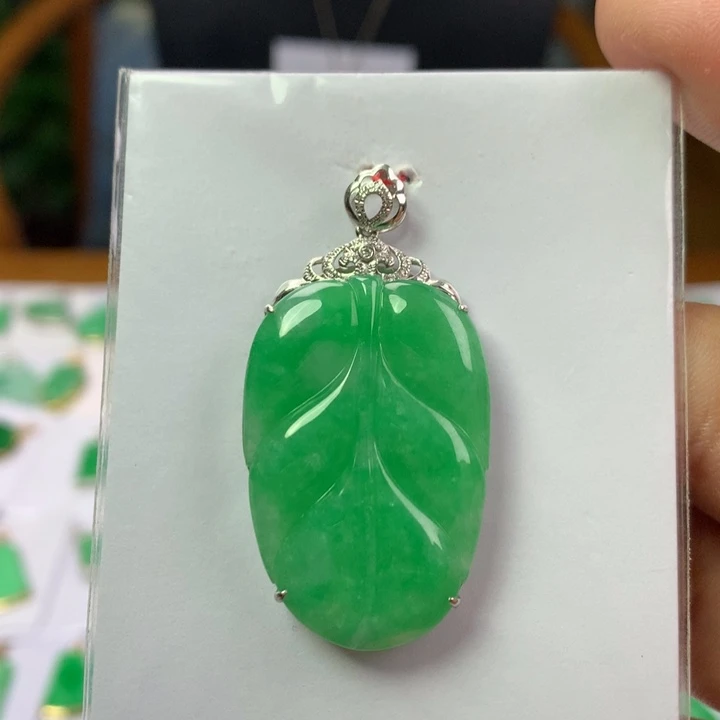 颈饰18K金镶嵌翡翠