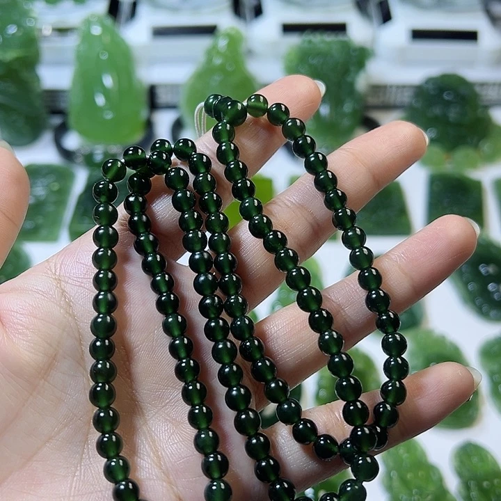 蛇纹石玉颈饰未镶嵌