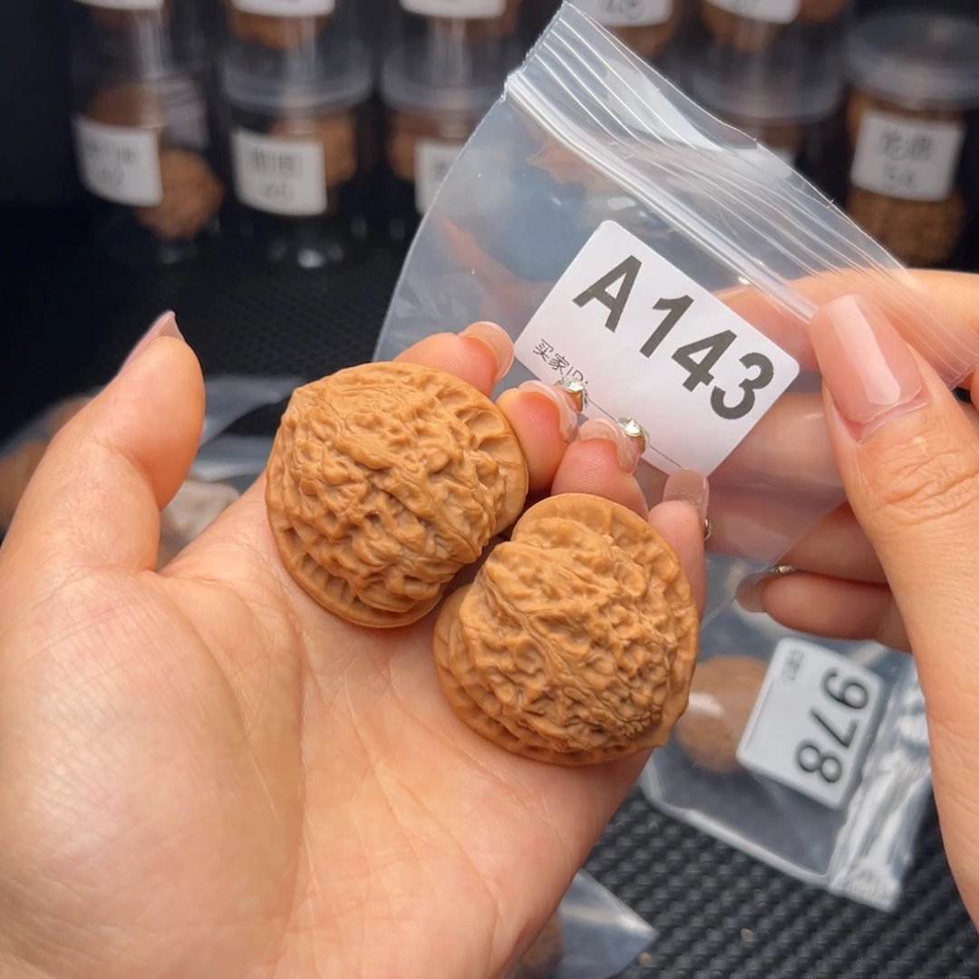 文玩核桃吊坠M***e金牛