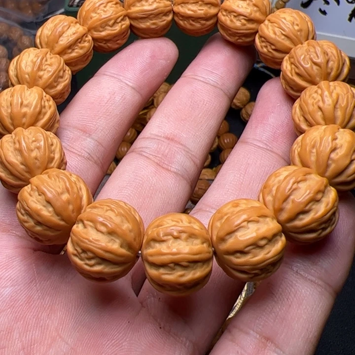 猴头核桃吊坠聚聚