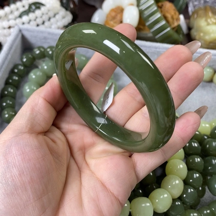 透闪石质玉手镯未镶嵌纳****天