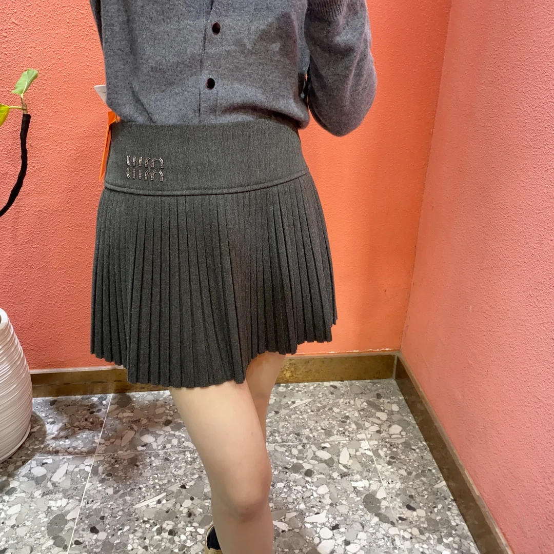 （默茗服装）烫钻字母压褶裙