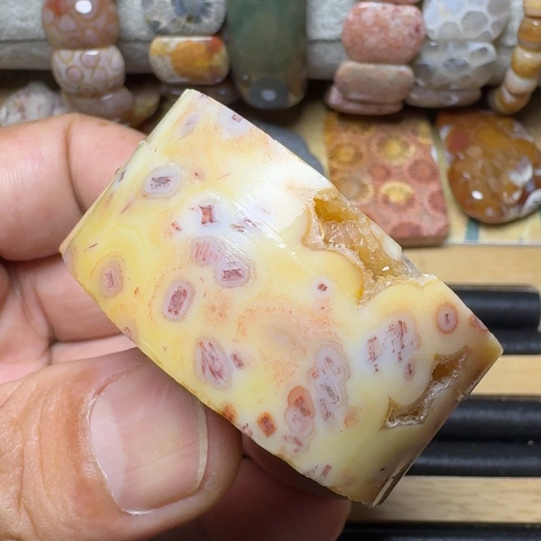 石英质玉奶酪发丝晶洞未镶嵌小***菇