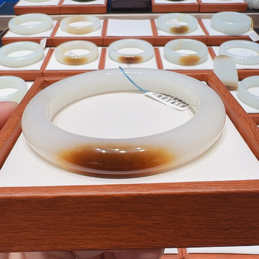 和田玉未镶嵌手镯且末一口老红糖