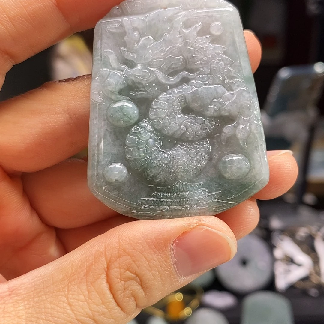 翡翠未镶嵌颈饰龙