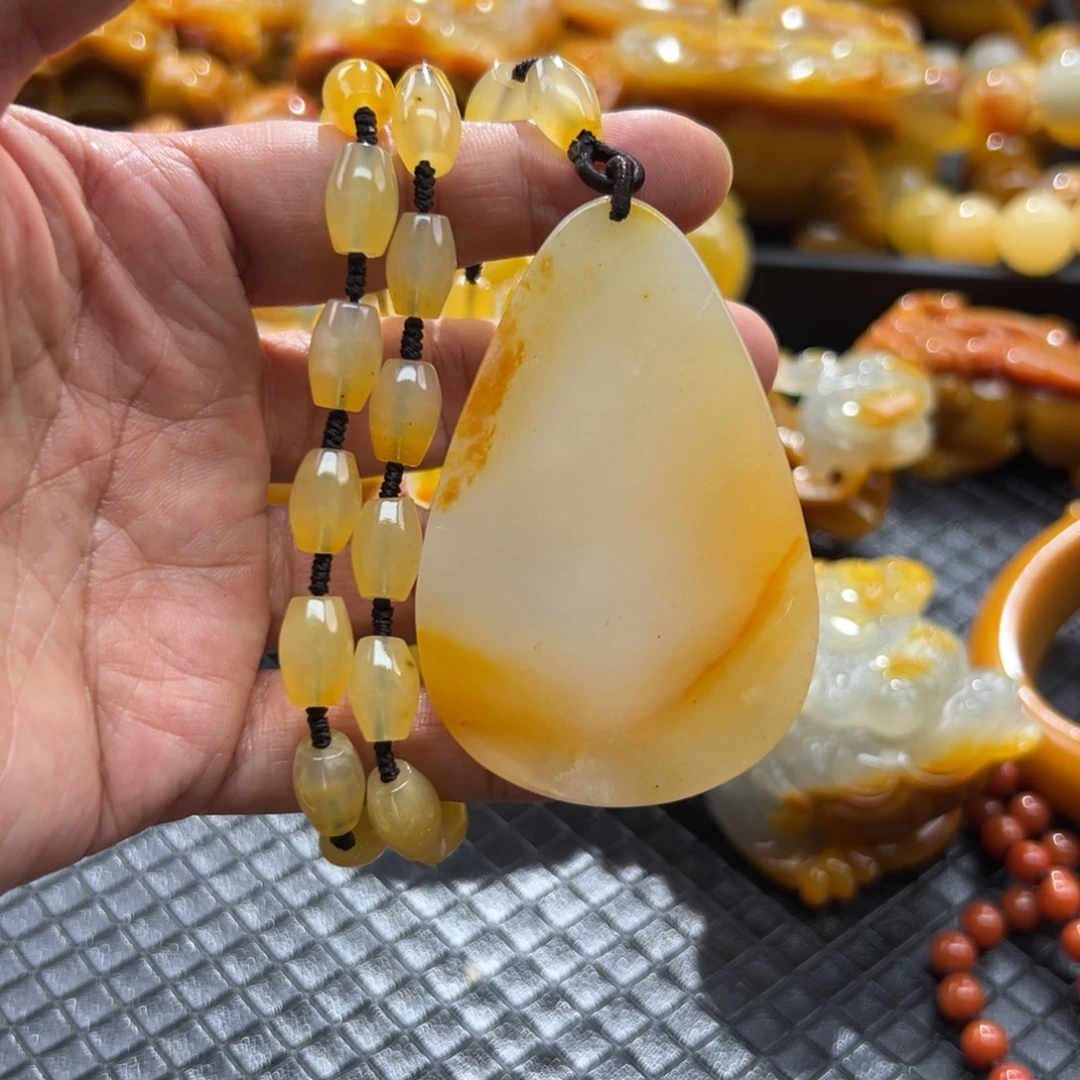 颈饰未镶嵌石英质玉