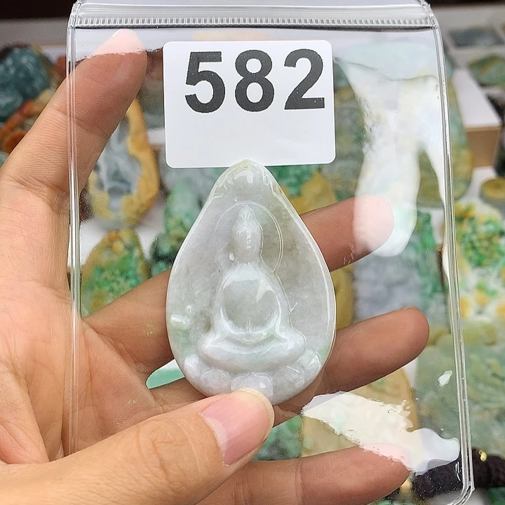 翡翠未镶嵌颈饰虎**空翡翠