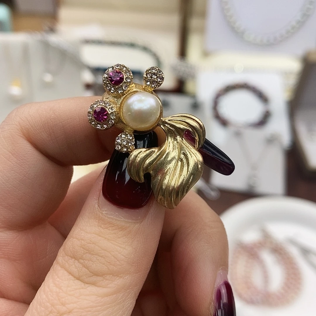 合金胸饰淡水珍珠