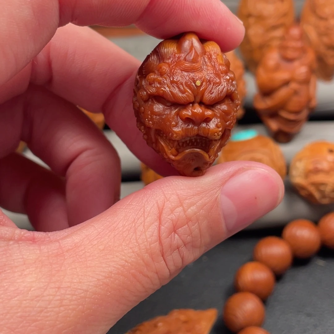 【闪购商品】橄榄核吊坠连**鱼纯手工雕刻