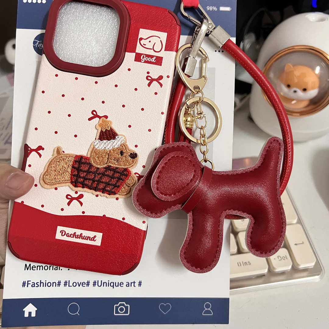 红色新年款刺绣小狗适用iPhone16promax苹果15手机壳14挂件13华为