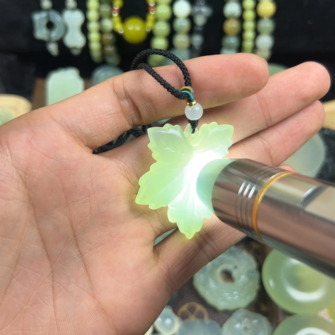 （***）未镶嵌蛇纹石玉颈饰枫叶