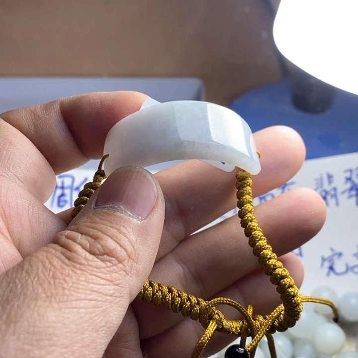 翡翠颈饰未镶嵌手牌