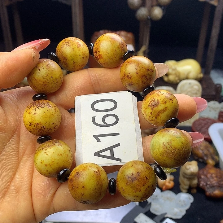 熟***生和田玉未镶嵌颈饰