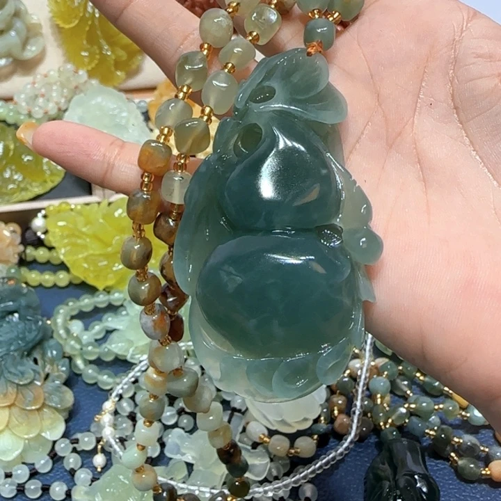 未镶嵌蛇纹石玉吊坠