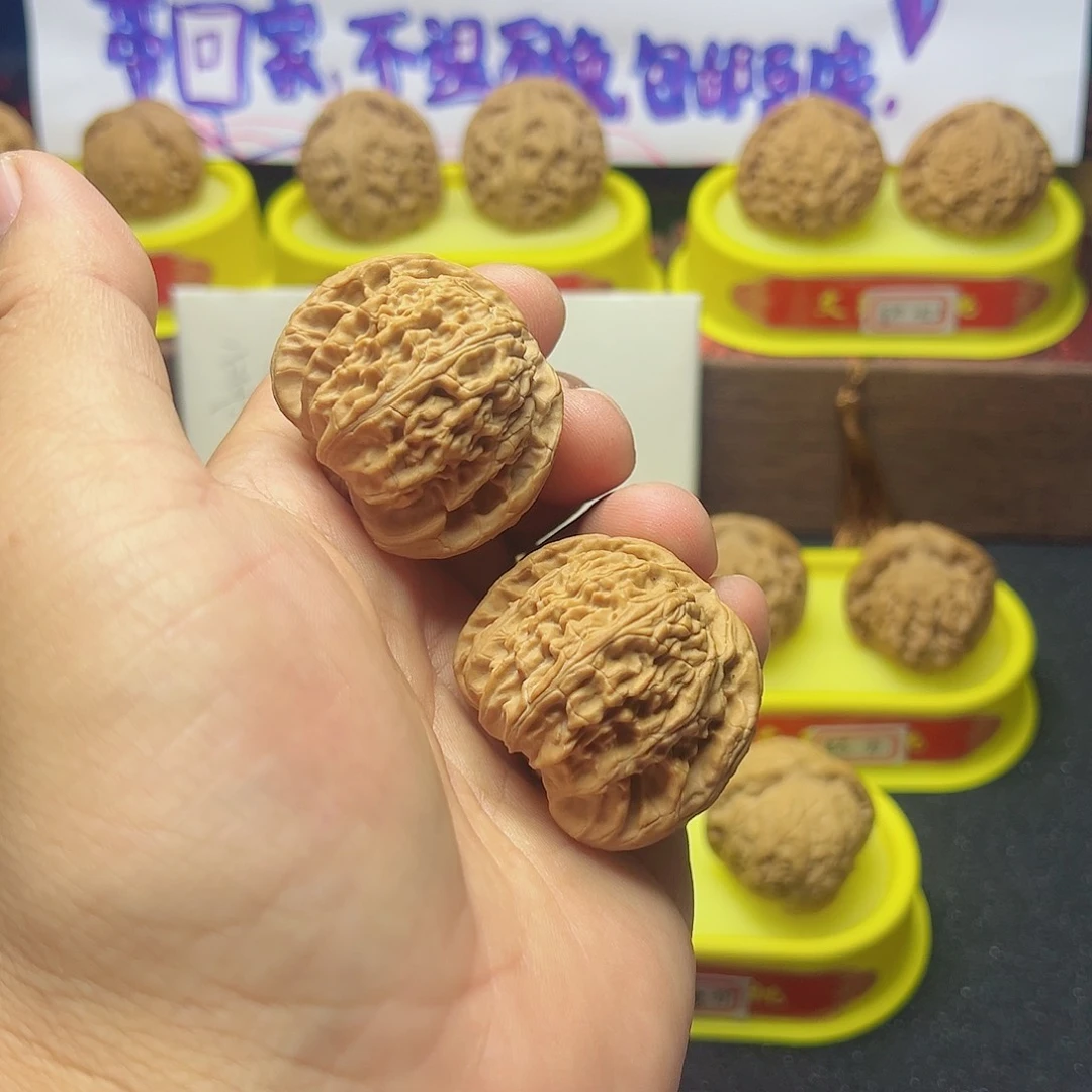 文玩核桃吊坠白狮子42
