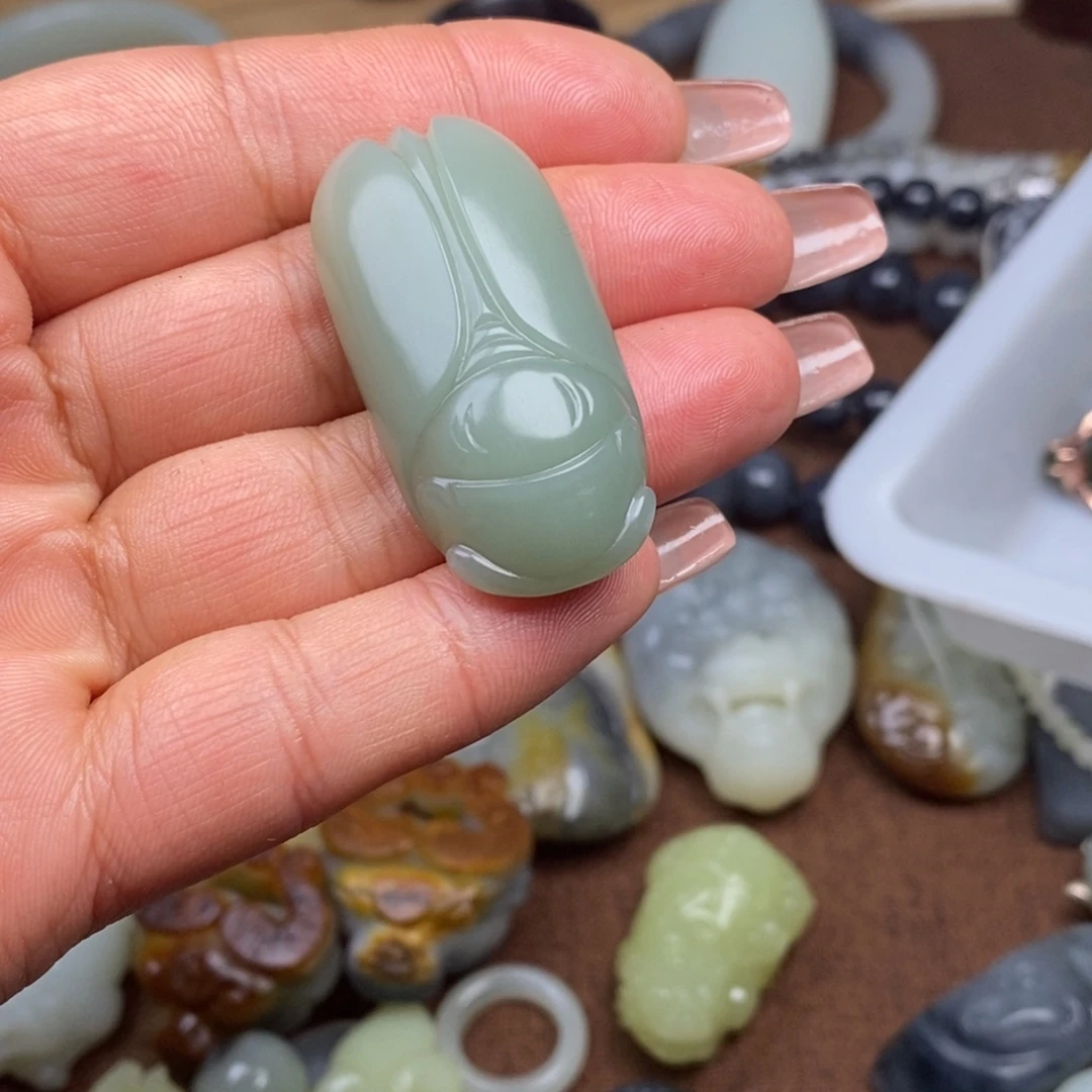 刘***）和田玉未镶嵌颈饰