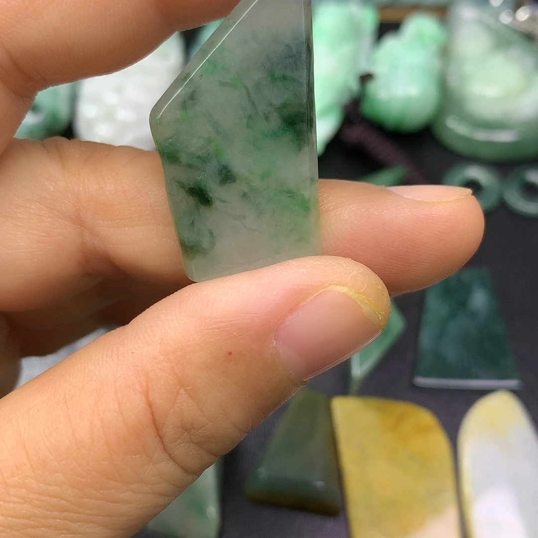 晨***风翡翠未镶嵌颈饰翡翠首饰和翡翠首饰