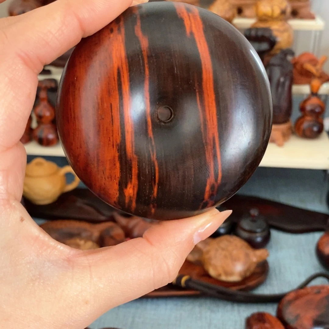 木盛****业老红木飘红扣子摆件