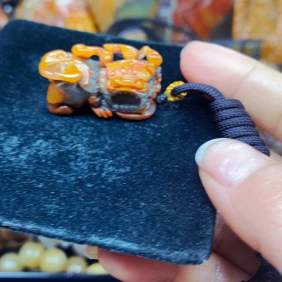 未镶嵌石英质玉（黄龙玉）颈饰