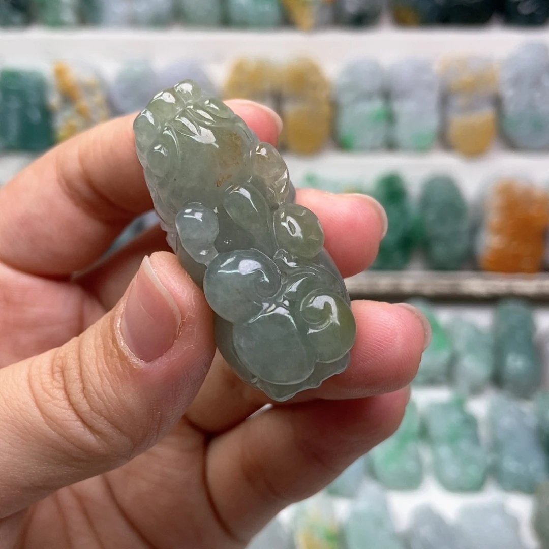 翡翠未镶嵌吊坠(赠链)