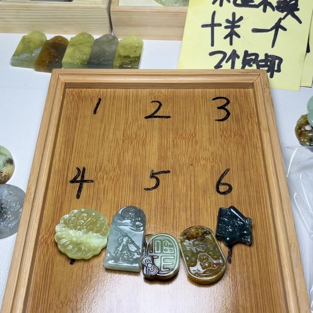 北***司蛇纹石玉未镶嵌颈饰