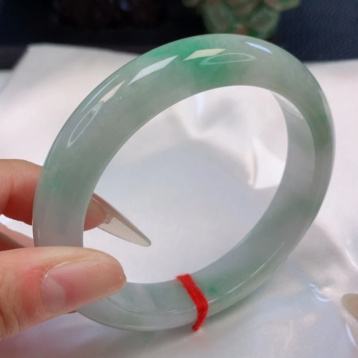 翡翠手镯未镶嵌60圈