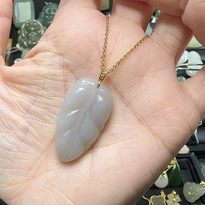 颈饰18K金镶嵌和田玉冰***！