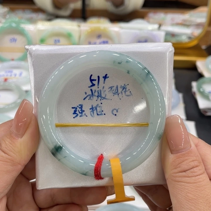 翡翠手镯未镶嵌翡翠
