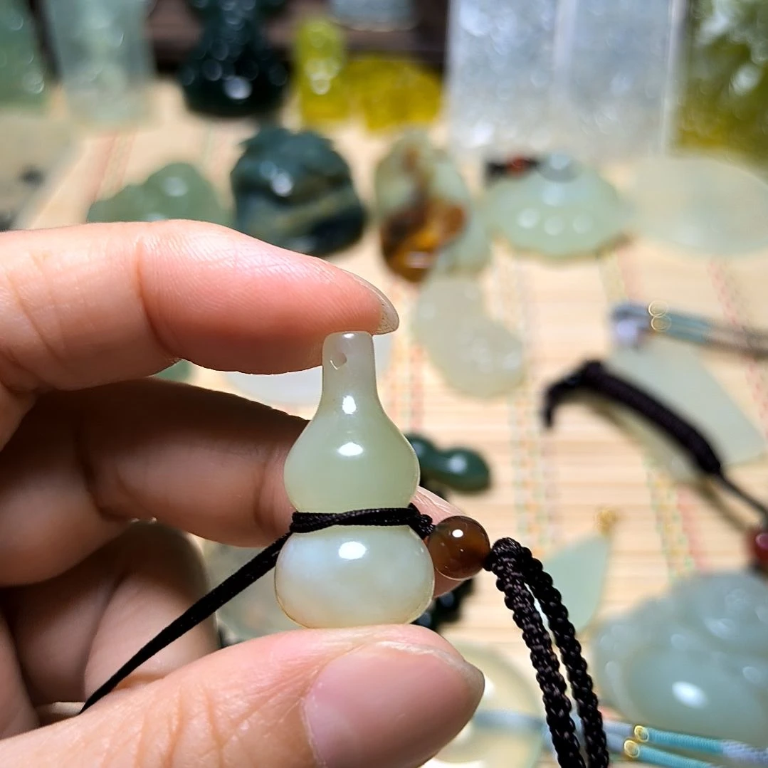 岫玉未镶嵌吊坠(不含链)r****n