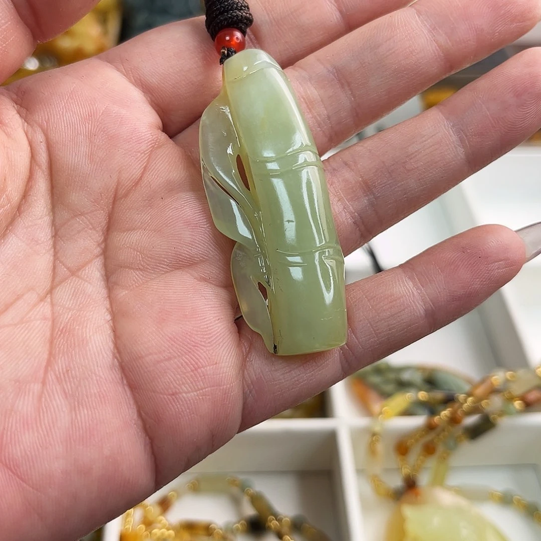 蛇纹石玉颈饰未镶嵌