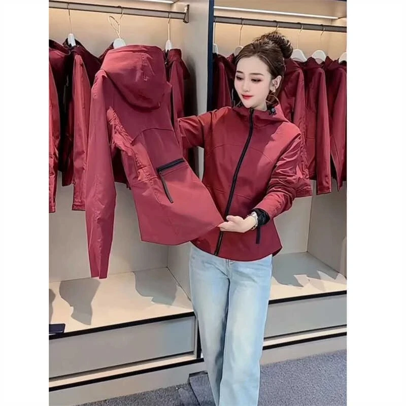 反季清仓捡漏女装~红色防水大码冲锋衣爆款2025新款春秋修身外套