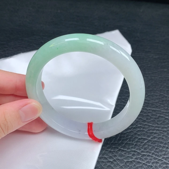 翡翠手镯未镶嵌60-61。