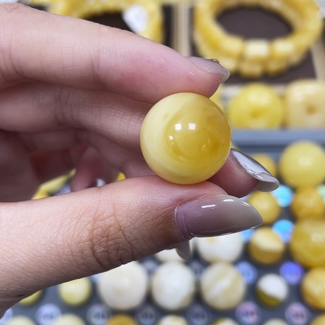 琥珀未镶嵌裸石16.8mm瑕 069