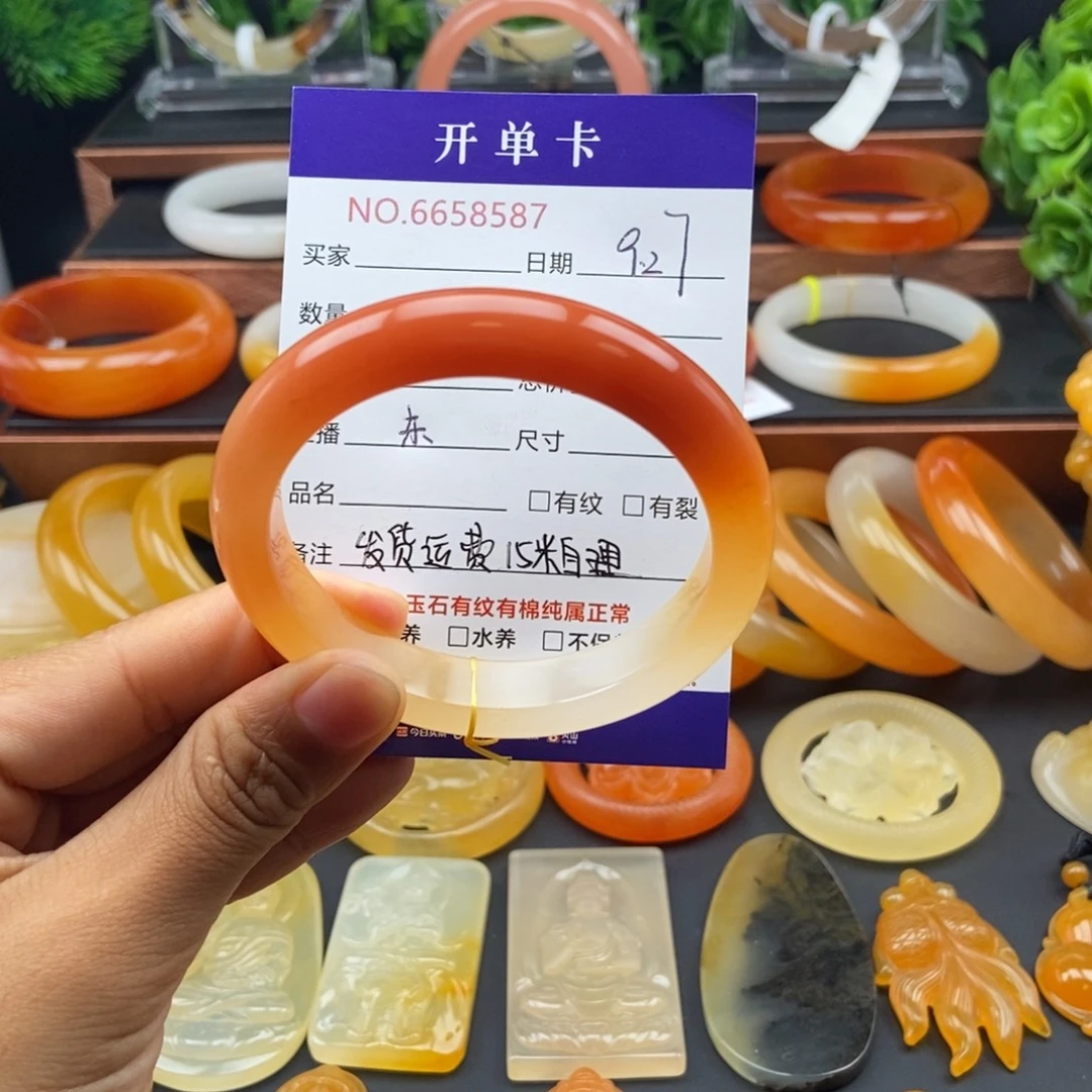 女***人石英质玉(黄龙玉)未镶嵌手镯58587