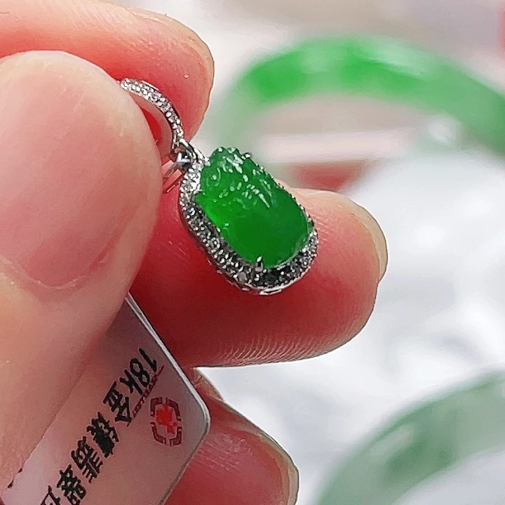 颈饰18K金镶嵌翡翠