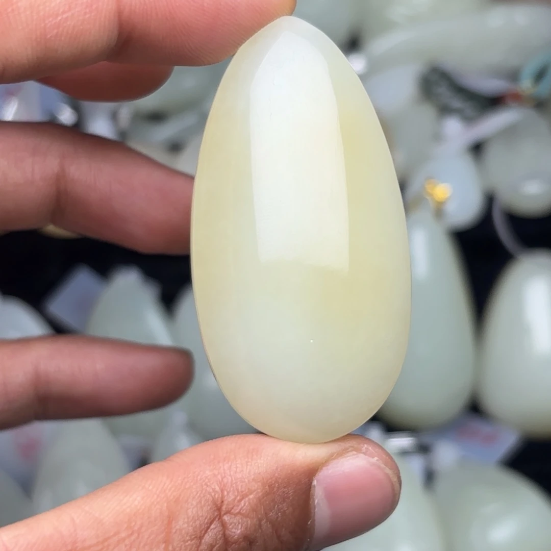 ：***r和田玉未镶嵌颈饰