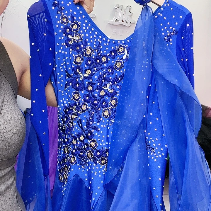 交谊舞的舞蹈动作也很