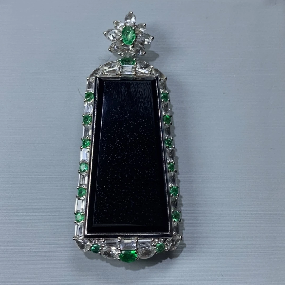 翡翠18K金镶嵌颈饰墨翠