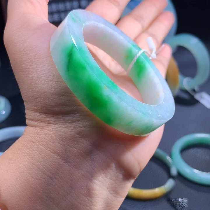 未镶嵌翡翠手镯定制翡翠