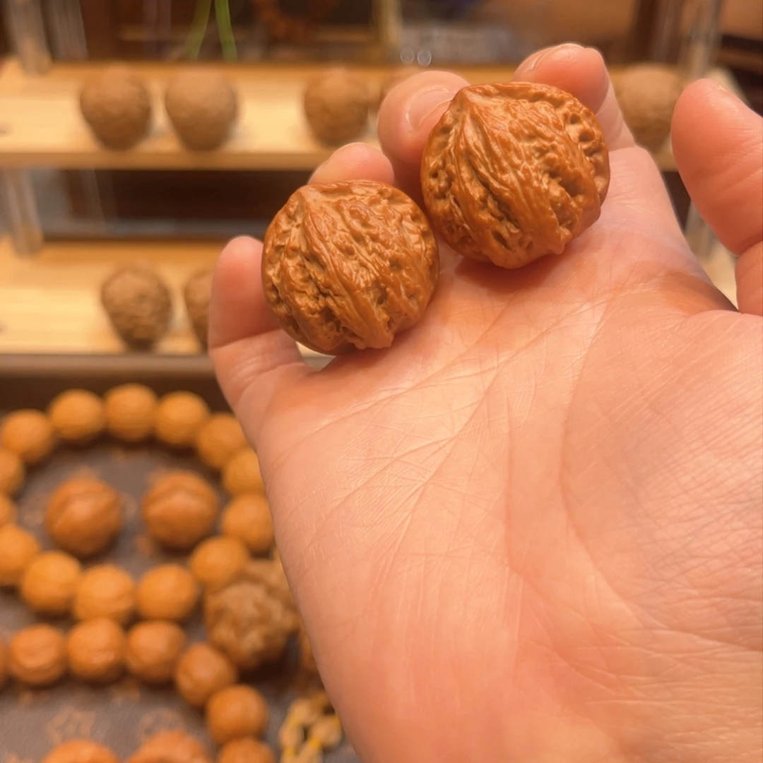 文玩核桃把件红皮龙纹帽