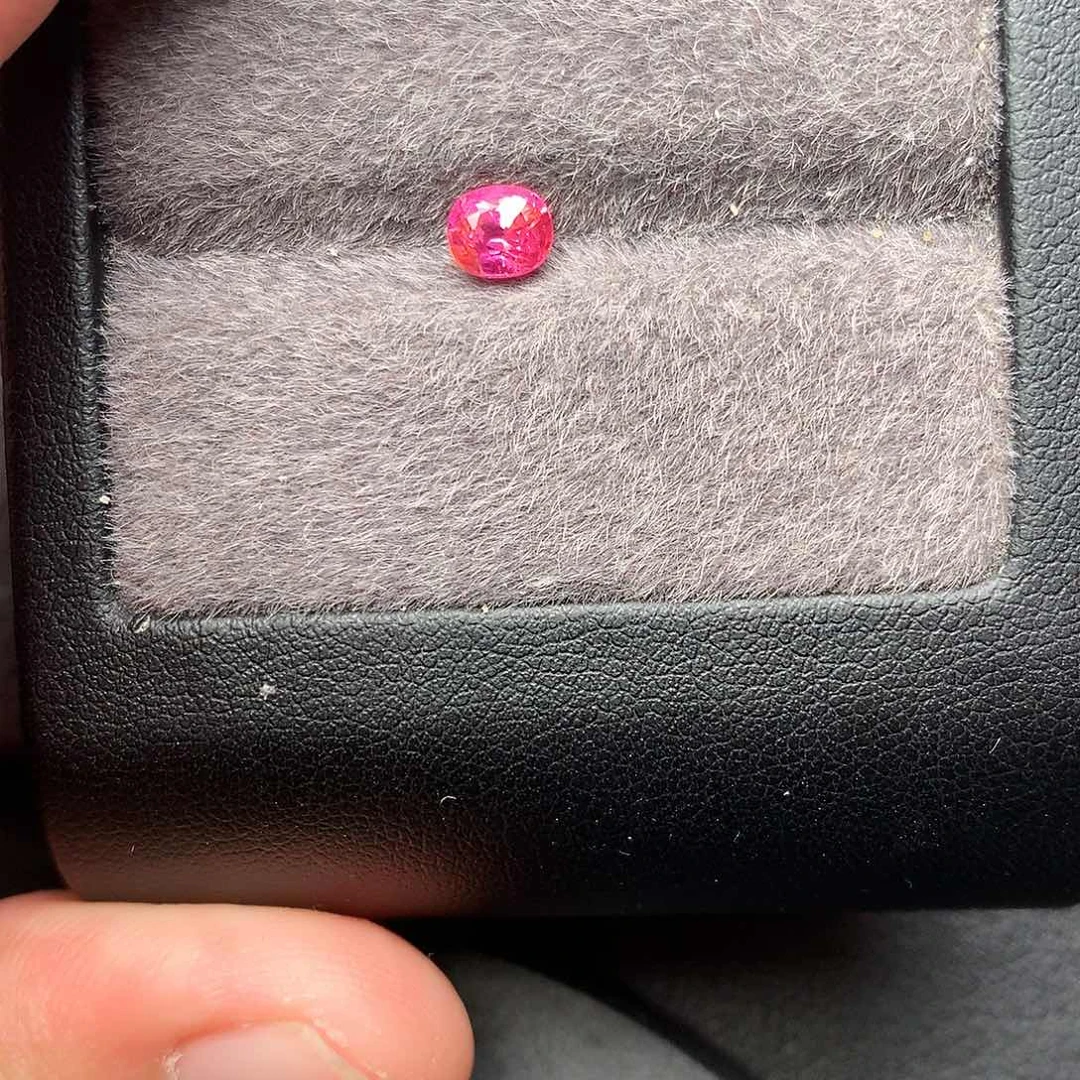 尖晶石裸石0.65克拉马亨盖尖晶石玻璃体满火彩