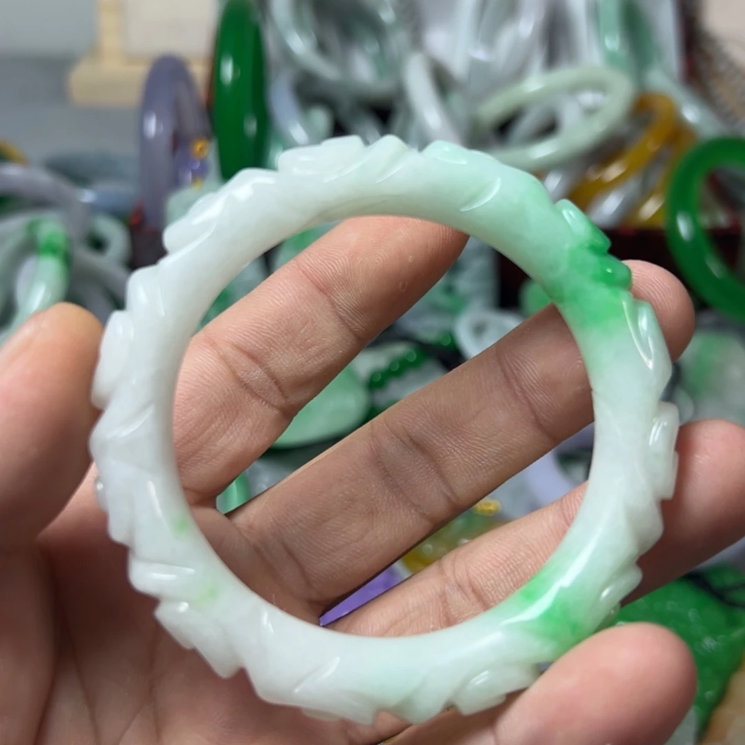 翡翠未镶嵌颈饰手镯