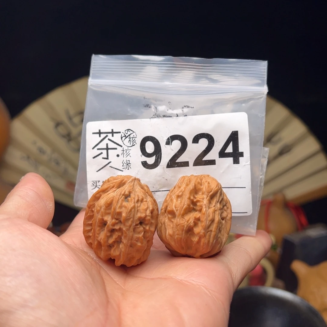 文玩核桃吊坠在这条街等你们一起来了