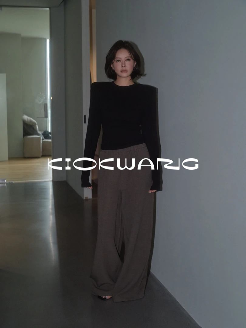 KIOKWANG//秋季大上新 休闲百搭圆领垫肩修身长袖新款上衣